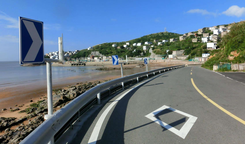 高速公路防撞护栏使用案例.jpg